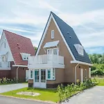 Luxurious Stately Villa With 4 Bathrooms, 1Km From The Beach
