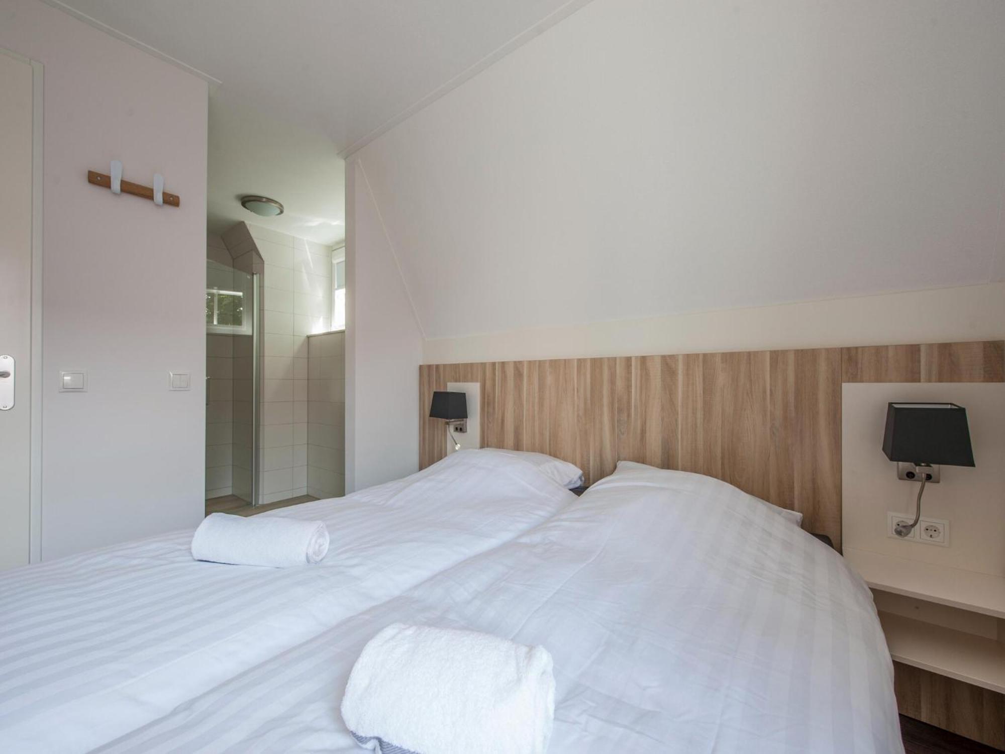 Luxurious Stately With 4 Bathrooms, 1km From The *