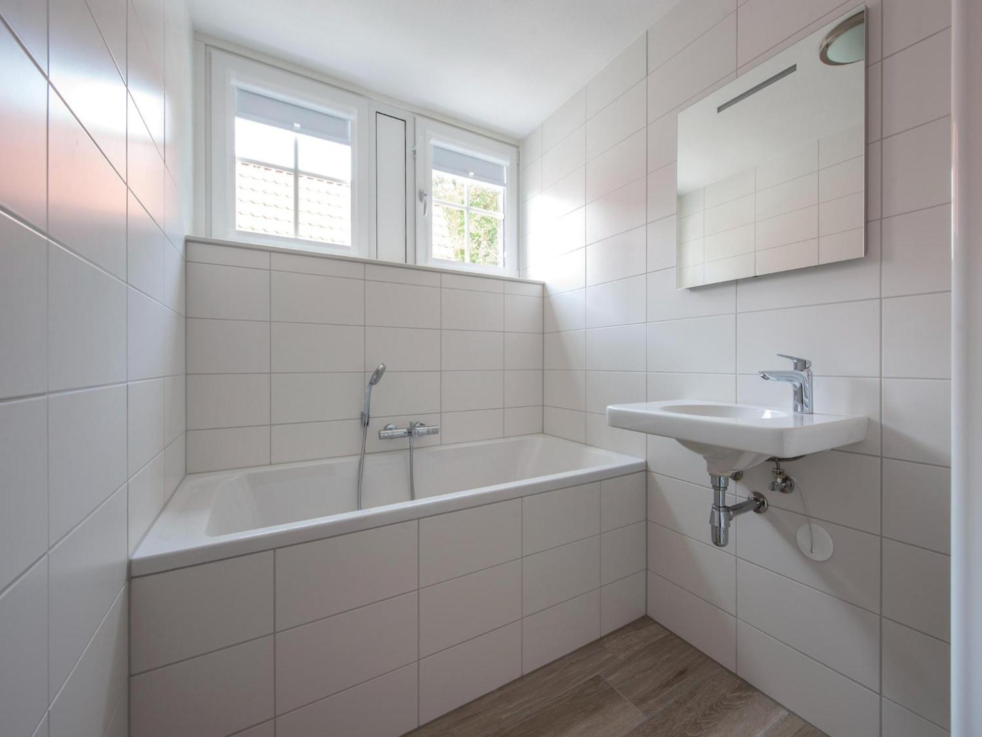 Luxurious Stately With 4 Bathrooms, 1km From The