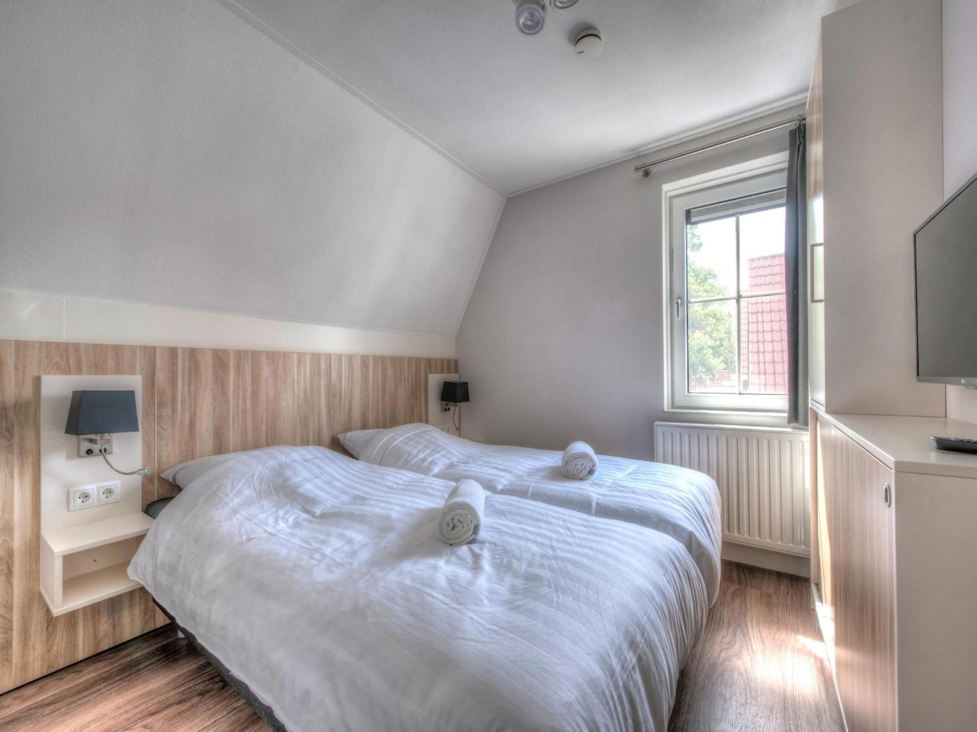 Luxurious Stately With 4 Bathrooms, 1km From The